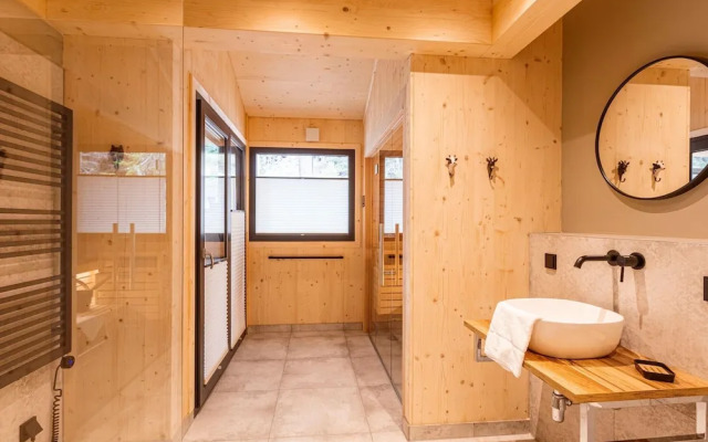 Lavish Chalet With hot tub