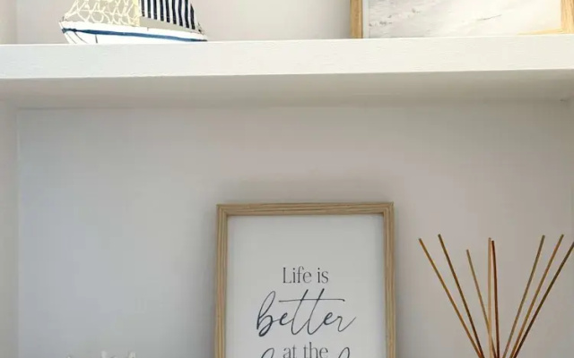 Spacious Bright Apartment Steps From the Beach i