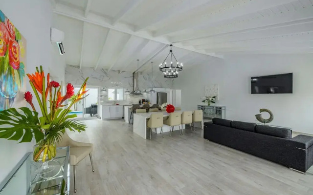 NEW 5BR Villa w Privatepool 3min to Eagle Beach