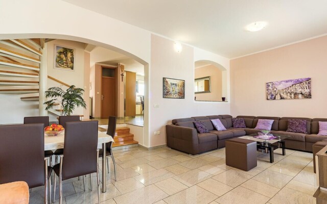 Stunning Home in Pula With Wifi and 6 Bedrooms