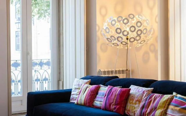 JOIVY Splendid 2BR Apt w/ parking&balcony, 10mins to Praça do Comércio