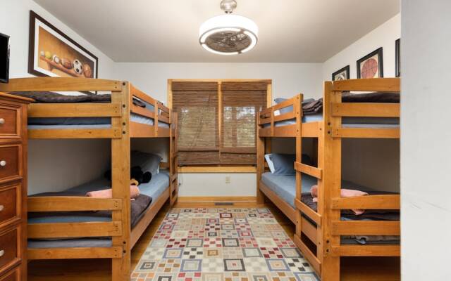 Retreat at Wintergreen Pool Access Grill