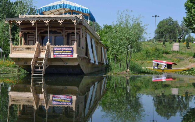 Peacock Houseboats