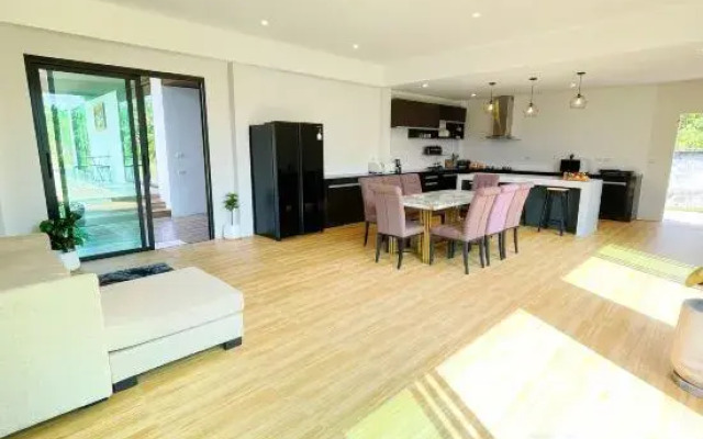 Spacious Private Villa Modern Style Near Beach