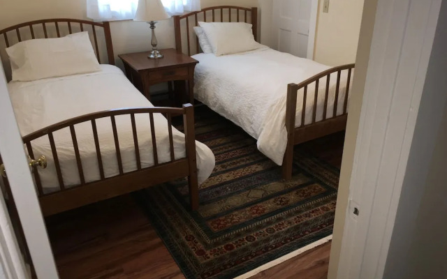 Tawsty Flower - Haines Suites