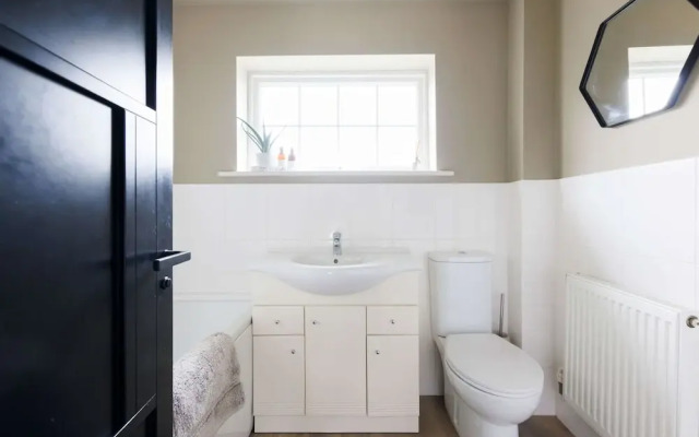 Stylish 4 Bed Home Close to Beach
