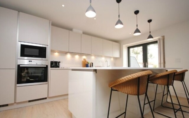 3 The Salterns, Chichester 402395