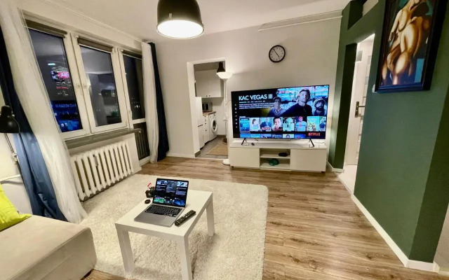 HOLIDAY 3 fast WiFi 70’TV Netflix HBO Max AppleTV