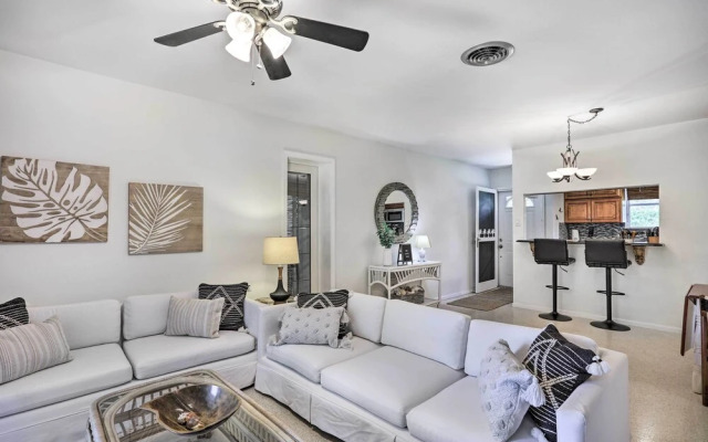 Vibrant Stuart Getaway w/ Private Hot Tub!