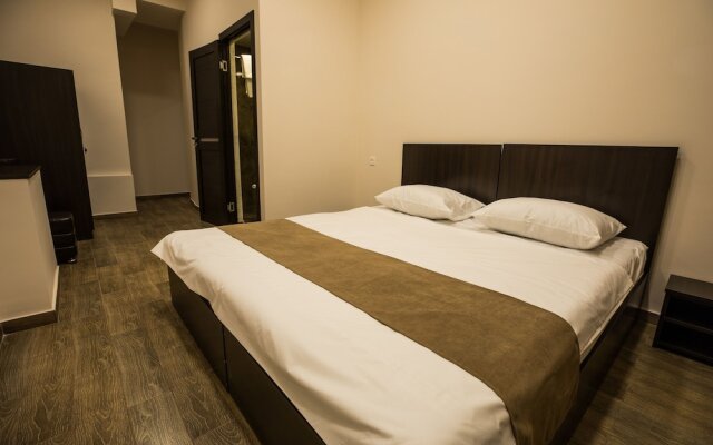 5 Rooms Mini-Hotel & Tours