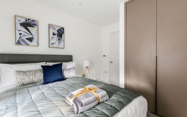 Luxury 1 Bed Apartment in Olympia Kensington