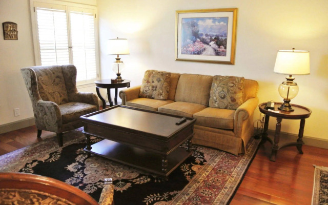 Cow Hollow Suites