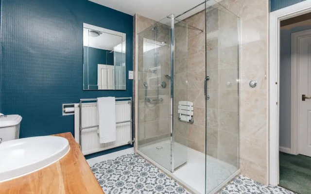 Montpellier House Centrally Located Large Garden - From 300 Per Night