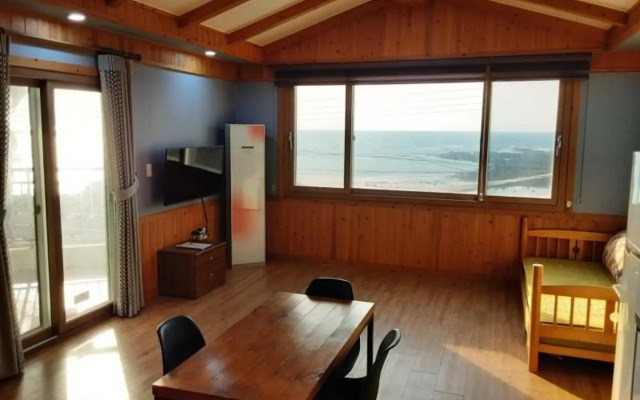 Seogwipo Hayanunduk Pension