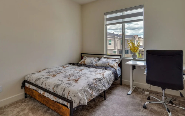 California Midterm Rental With Fenced Yard!