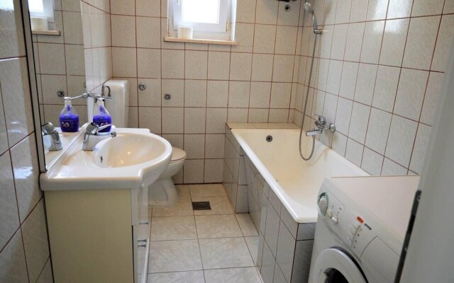 Stunning 2-bed Apartment in Okrug Gornji