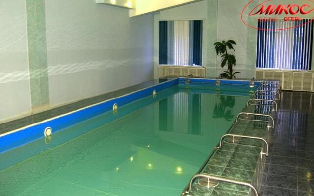 Mikos, Otel'