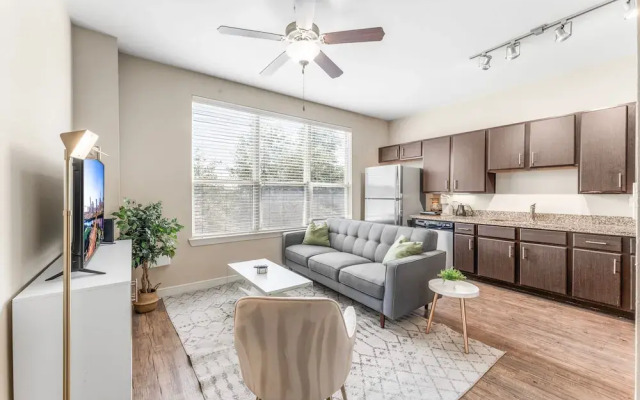 Fun Soco 1BR King Suite w Gympickleballlaundry