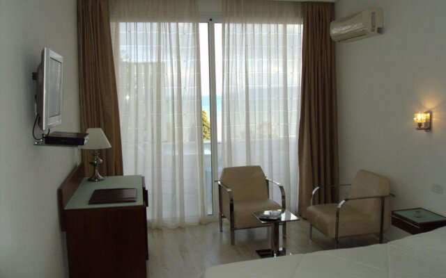 Hotel Corniche Palace