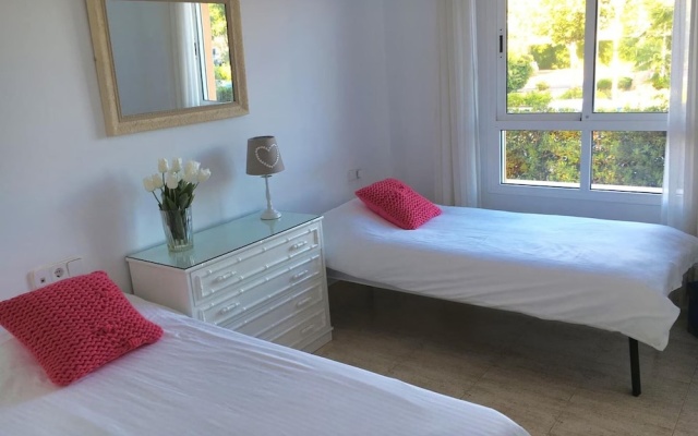 2 bed Apt, grt Location, Shared Pool, Outdoor Area