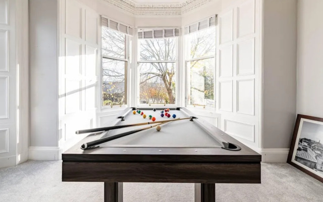 Stunning 5 Bedroom Large Apartment With Parking