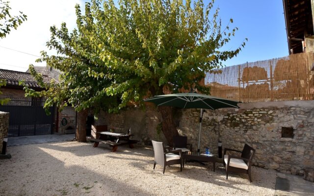 Ancient, Renovated Farmstead With Private, Equipped Garden. Only 3Km From The Lake