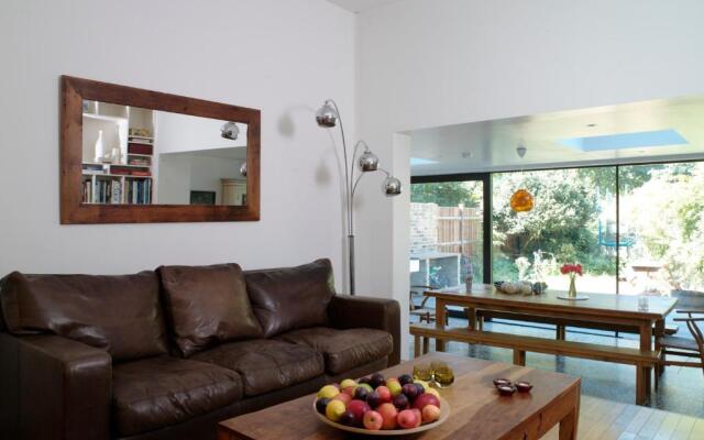 Stunning 5 bed house with private garden