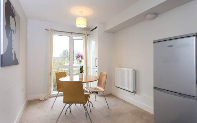 3 Bedroom Apartment Sleeps 6 in Clapham South