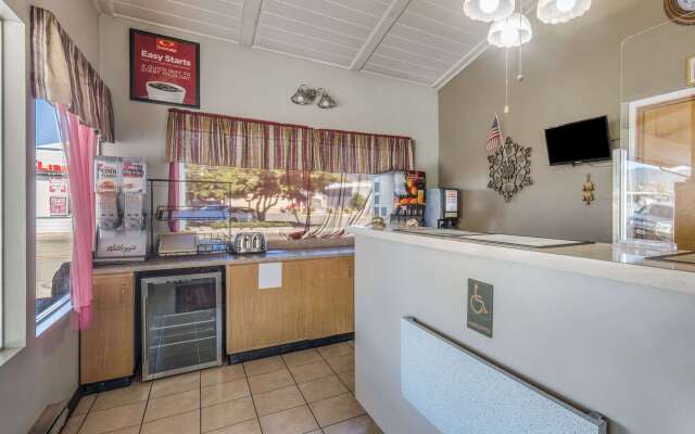 Econo Lodge Inn & Suites Yreka