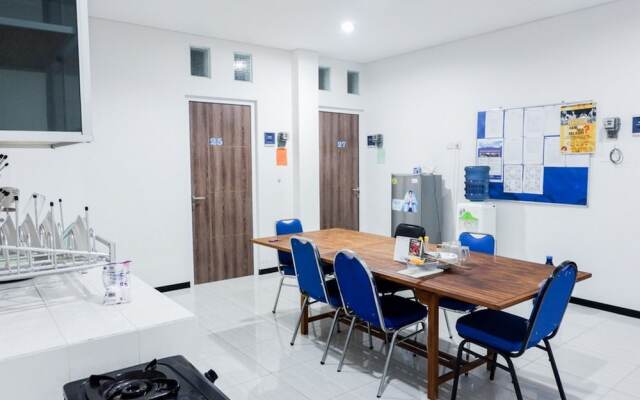 RedDoorz near Ahmad Yani Airport 2