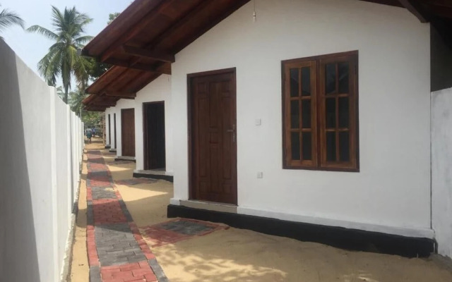 Mambo's Arugambay Hotel
