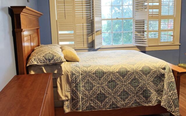 Blue Moon Guest House and Saloon