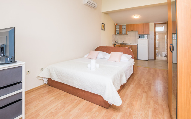 Beachfront Apartment Mira 1