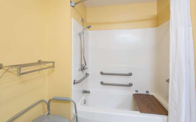 Super 8 by Wyndham Medina