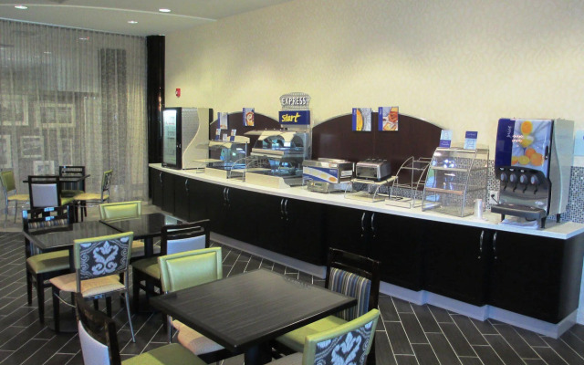 Holiday Inn Express & Suites North Kansas City by IHG