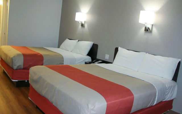Motel 6-Fayetteville, AR