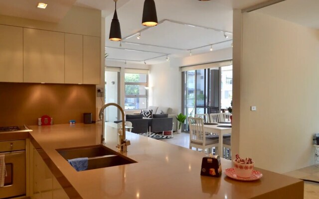 Luxurious 3 Bedroom Apartment With Parking Near CBD