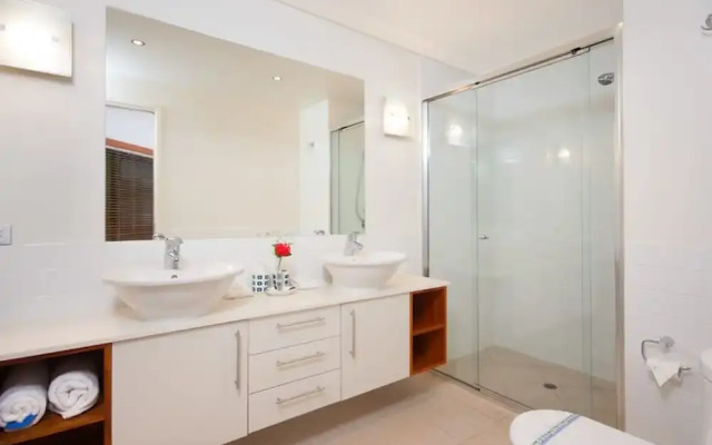 Peponi 2 - Beachfront Apartment