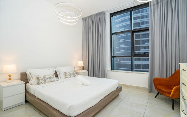 Tanin - Modern Spacious 1BR Apartment With 2 Balconies