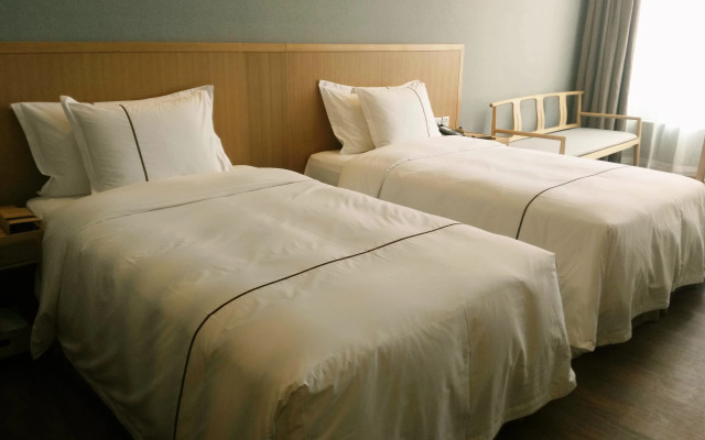 Отель Holiday Inn Guangzhou Zhujiang New Town by IHG