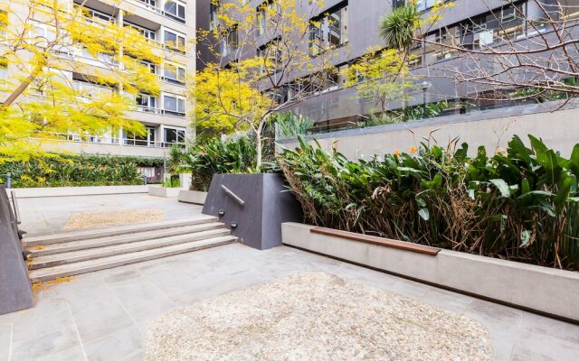 WESLEY, 2BDR Carlton Apartment