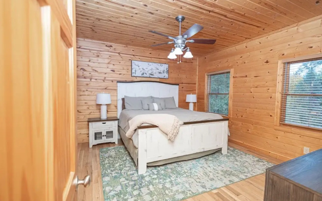Majestic Springs Lodge 3 Bedroom Cabin by RedAwning
