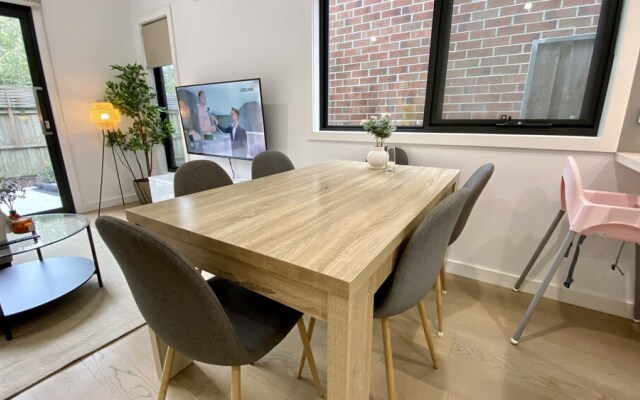 StayAU Modern 4BR Townhouse Bayswater