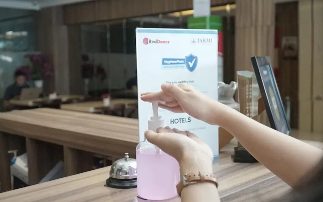 RedDoorz Plus near Gandaria City Mall 2