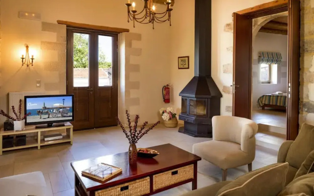 Cozy Holiday Home With Pool and Whirlpool in Maheri