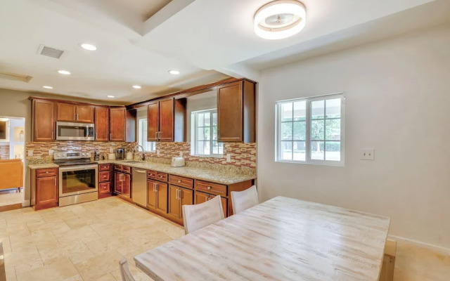 8 Mi to Dtwn: Pet-friendly Phoenix Home!