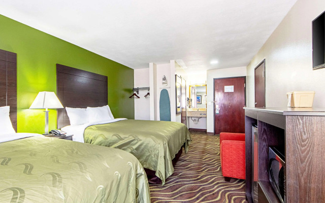Econo Lodge Inn & Suites