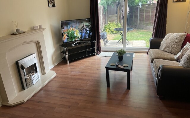 3-bed House in Stoke-on-trent Free Sky Free Wifi