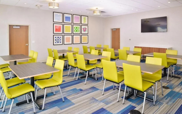 Holiday Inn Express & Suites Madison by IHG