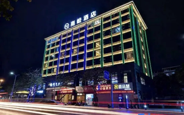 Nanqi Hotel (Baise Station Branch at Baise Uprising Memorial Hall) – Exterior – Baise